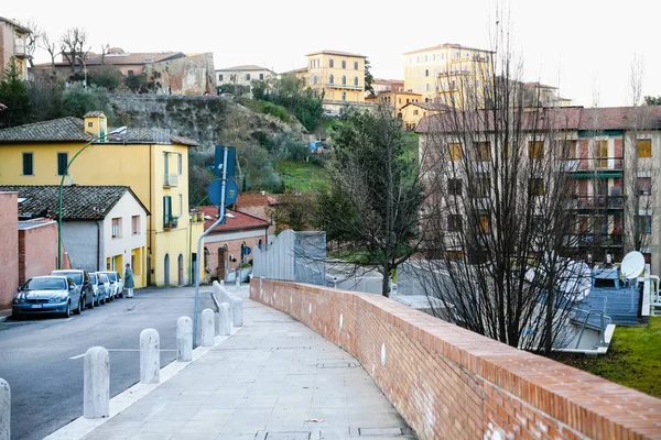 Ulica w mieszkaniowej dzielnicy Siena miasto — Zdjęcie stockowe
