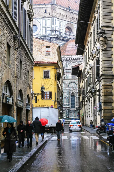 Gente y vista del Duomo en Via Servi en invierno — Foto de Stock
