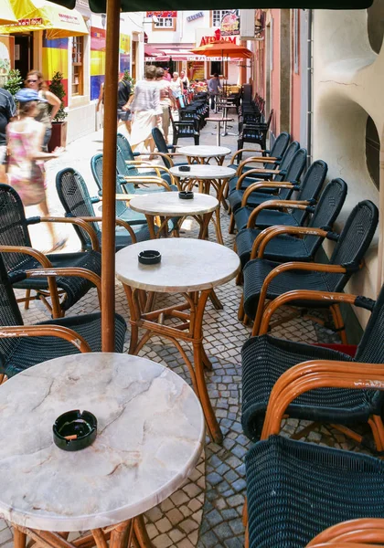 Tourist near tables of restaurants in Albufeira — Stock Photo, Image