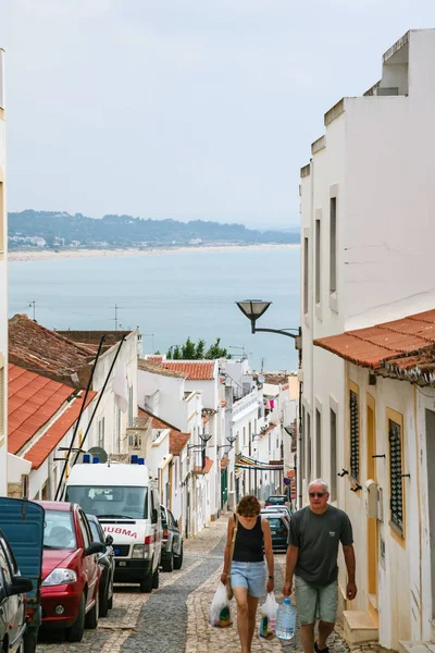 Personas en la calle costera en Lagos, Portugal — Foto de Stock