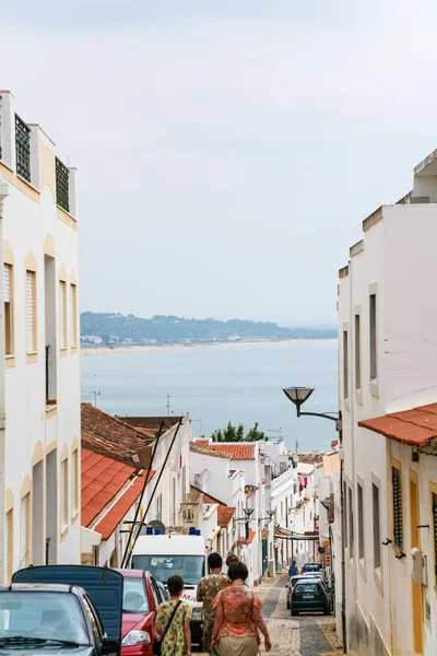 Turister på kustnära gatan i Lagos, Portugal — Stockfoto