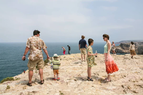Turistas em Cape St. Vincent perto da cidade de Sagres — Fotografia de Stock