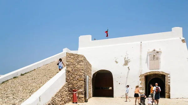 Toeristen op binnenplaats van Fort van Sagres — Stockfoto