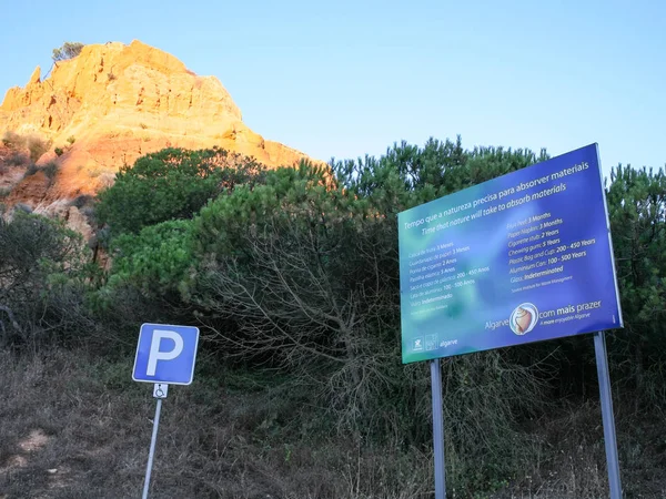 Ökológiai táblán Albufeira közelében Falesia beach — Stock Fotó