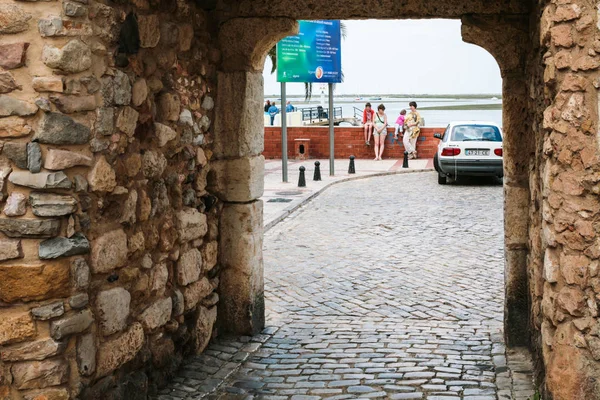 Turistas cerca de la puerta de entrada a Ria Formasa en Faro —  Fotos de Stock
