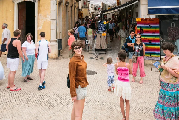 Люди в торговій вулиці в місті Loule — стокове фото