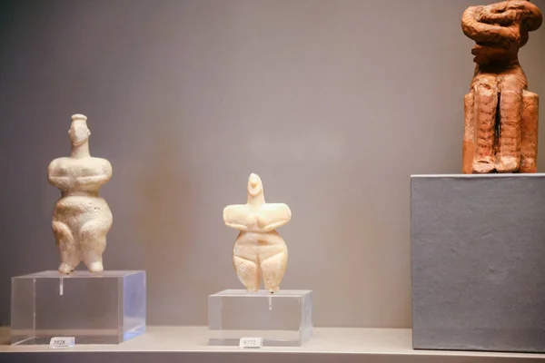 Antika cykladiska figuriner i museet i Aten — Stockfoto