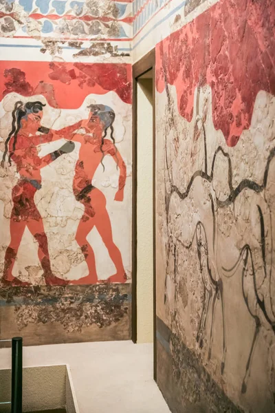Фреска мальчиков-боксеров из Тиры в музее — стоковое фото