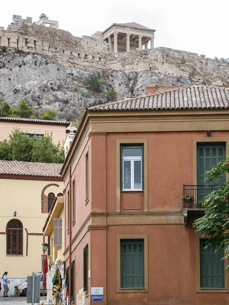 Lidé na silnici na aténské Akropoli v Plaka — Stock fotografie