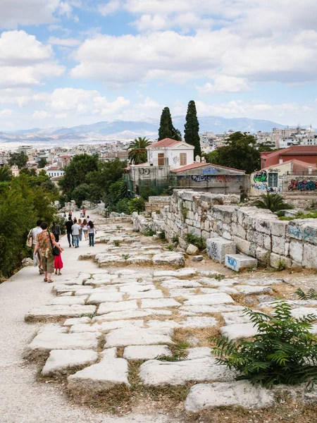 Touristes sur la route dans la région de l'Agora antique à Athènes — Photo