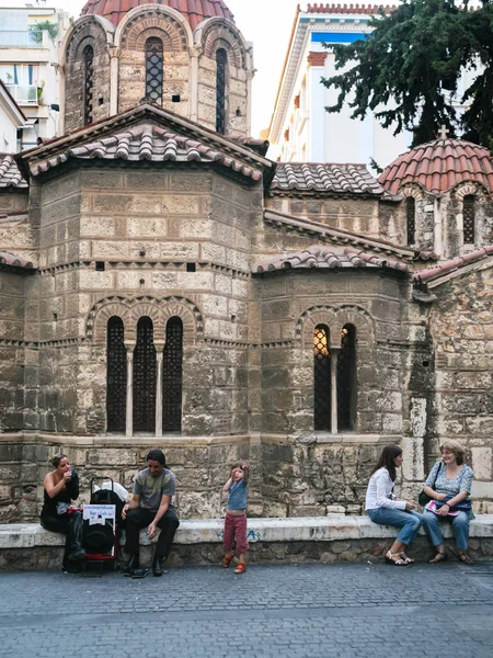 Personer nära kyrkan Panagia Kapnikareas i Aten — Stockfoto