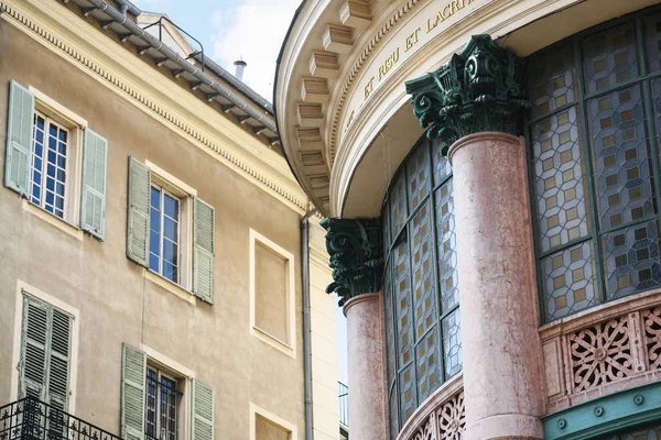 Опера Ниццы и фасад жилого дома — стоковое фото