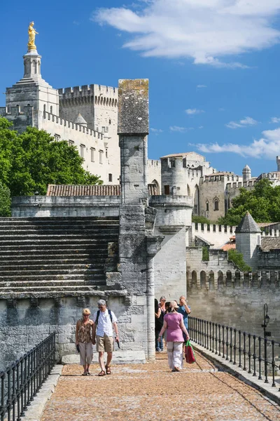 Touristen gehen zum Papstpalast in Avignon — Stockfoto