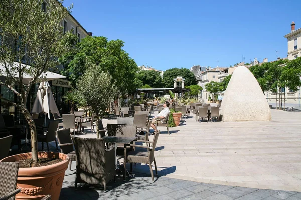 Tourist auf dem Platz in der Stadt Nimes — Stockfoto