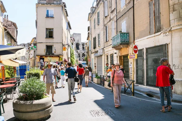 Tourists on street and view of Arenes d'Arles — Stock Photo, Image