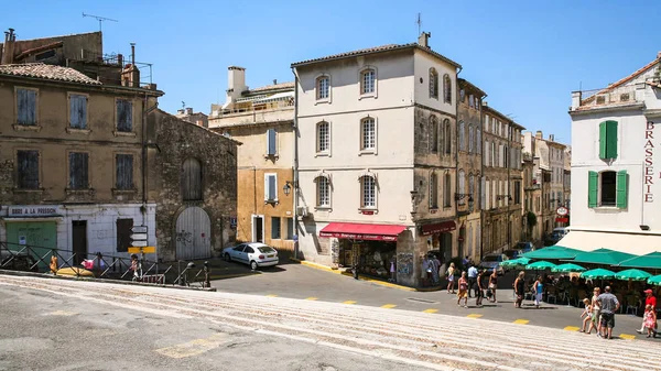 Turister nära presentbutiker på torget i Arles — Stockfoto