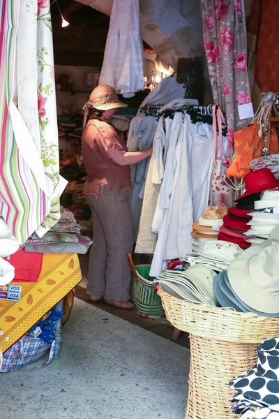 Comprador em loja têxtil local na cidade de Arles — Fotografia de Stock