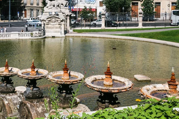 Vista de la fuente y la puerta desde el Palais Longchamp — Foto de Stock