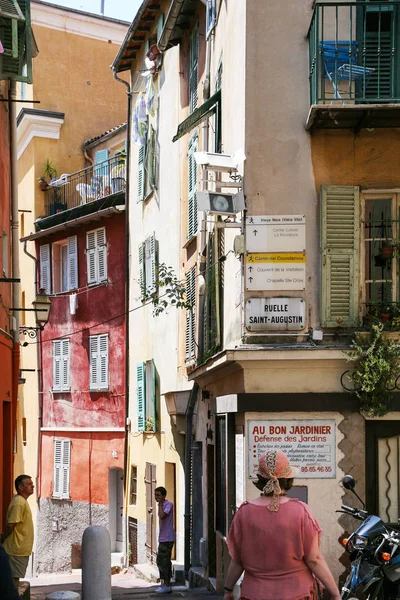 Mensen op straat in de oude stad van Nice — Stockfoto