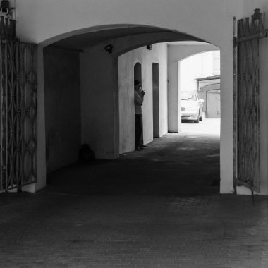 Valnu iela sokak üzerindeki ağ geçidini erkekte