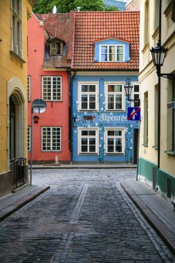 Old Riga şehirde geleneksel boyalı evleri