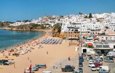 Albufeira şehrinde Peneco do kentsel beach Praia