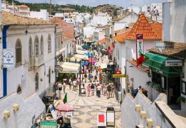 Rua 5 de Outubro caddesindeki turist Albufeira 'da