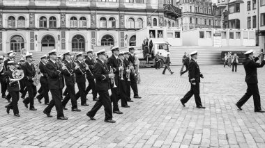 Old Riga kasaba meydanında askeri band
