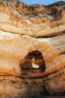 erozyona uğramış kumtaşı kaya Albufeira yakınındaki mağara