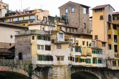 Ortaçağ Ponte Vecchio Floransa'da evler