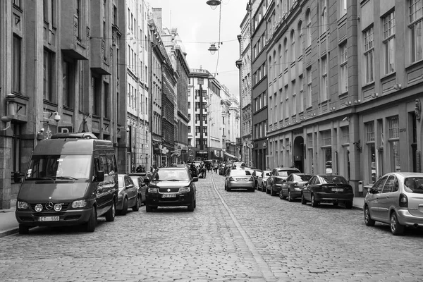 Pessoas e carros na rua em Old Riga Town — Fotografia de Stock