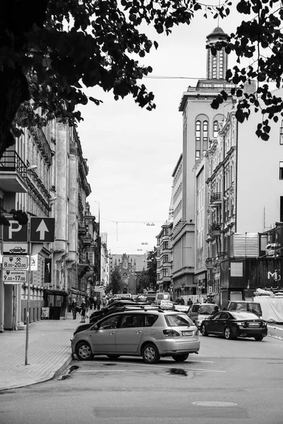 Mensen, auto's op straat in Riga-stad in najaar — Stockfoto