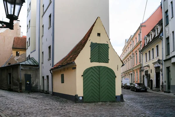 Cruce de calles medievales en el casco antiguo de Riga —  Fotos de Stock