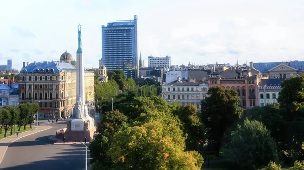 Özgürlük Anıtı Meydanı Riga şehir görünümünü yukarıda — Stok fotoğraf