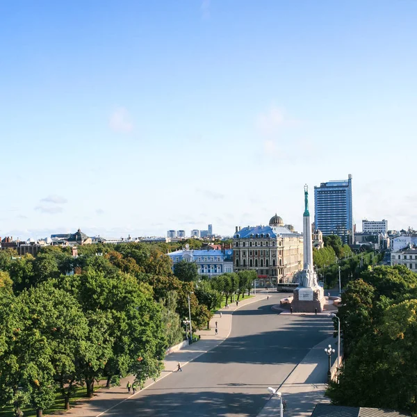 Acima vista de Freedom Monumento praça na cidade de Riga — Fotografia de Stock