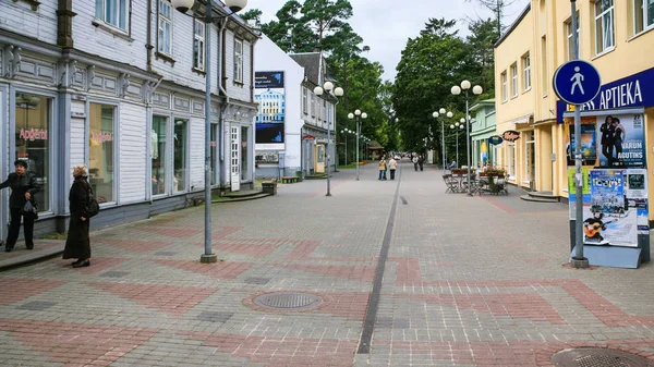 People on street Jomas iela in Jurmala — Stock Photo, Image