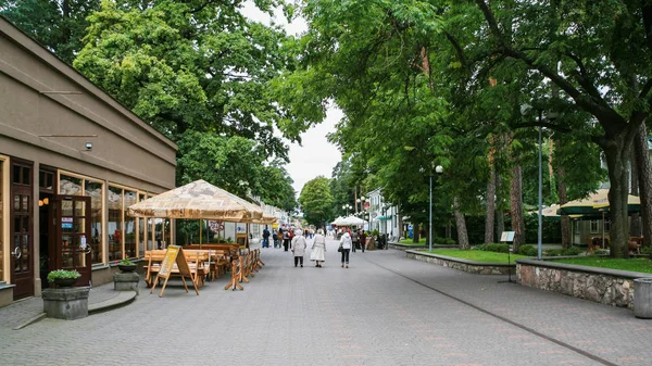 Tourists on street Jomas iela in Jurmala town — Stock Photo, Image