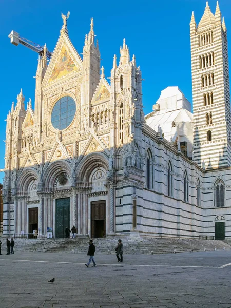 Menschen in der Nähe der Kathedrale von Siena im Winter — Stockfoto