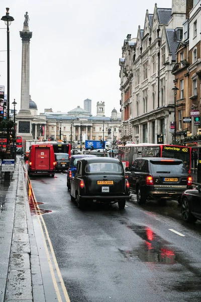 Вид на автомобили и Трафальгарскую площадь в Лондоне — стоковое фото