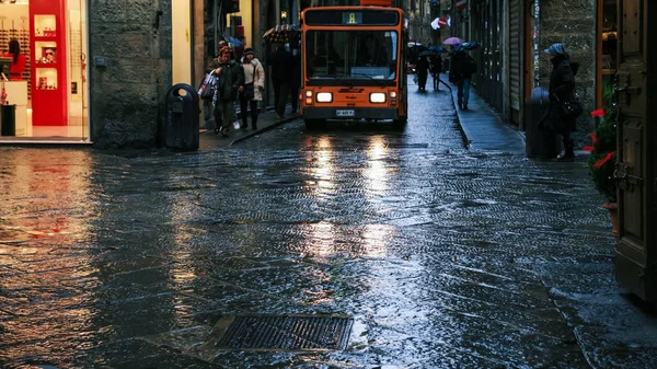 Turistas y autobús nocturno en la calle en Florencia —  Fotos de Stock