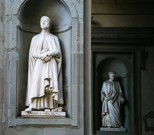 Standbeelden in de Uffizi buiten galerij in Florence — Stockfoto