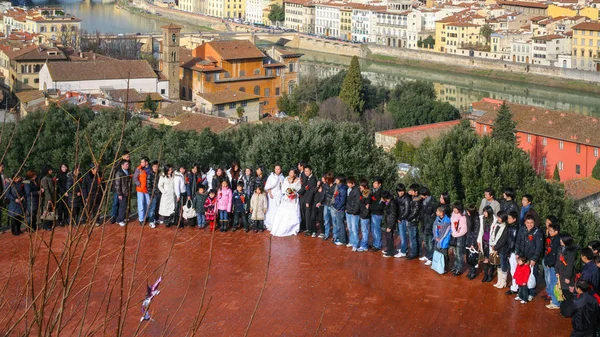 Guests on wedding ceremony in Florence — Stock Photo, Image