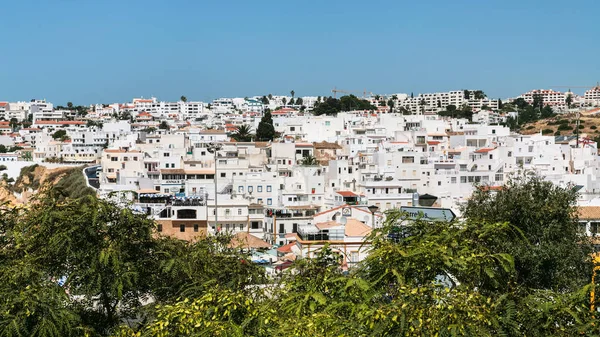 Vue panoramique de la ville d'Albufeira depuis la route — Photo