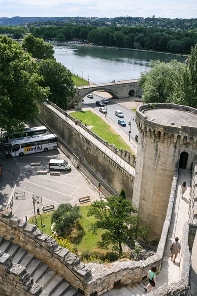 Туристи на стіні Palais des Papes в місті Avignon — стокове фото