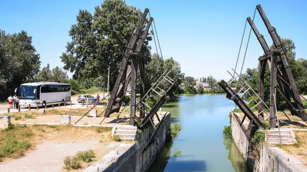 Besucher in der Nähe von Pont van Gogh in Arles — Stockfoto
