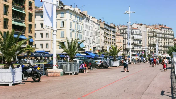 Turisté na Quai du Port ve městě Marseille — Stock fotografie