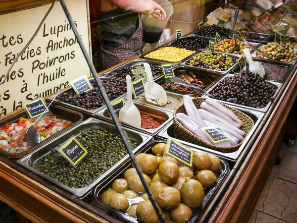 Encurtidos locales en el mercado callejero en Niza ciudad —  Fotos de Stock