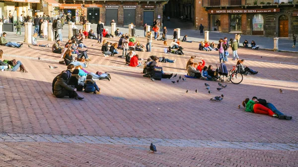 Menschen liegen auf dem Pflaster der Piazza — Stockfoto