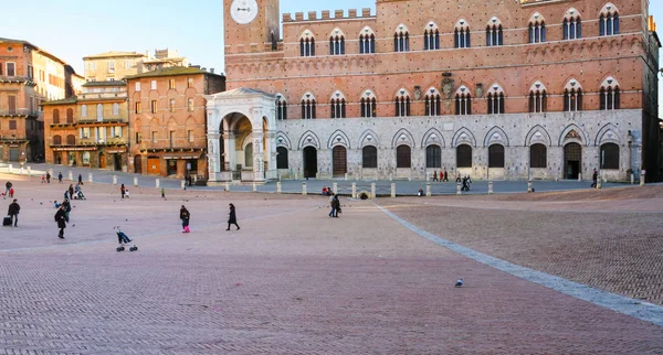 Gente Piazza del Campo en Siena cty — Foto de Stock