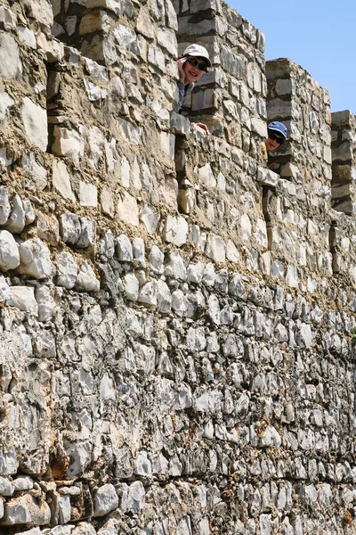 Toeristen op de muur van het kasteel in de stad Tavira — Stockfoto